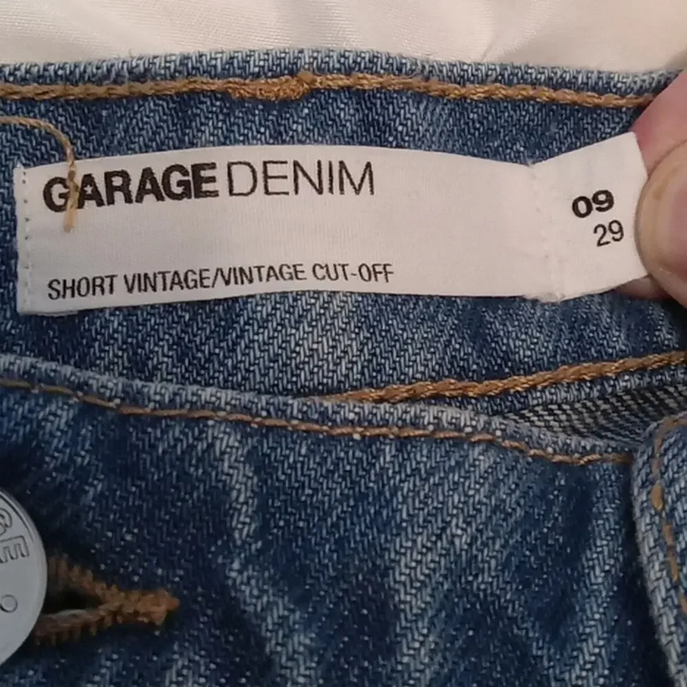 Garage Denim Juniors Vintage distressed denim cut off shorts.SIZE 9/29 Festival